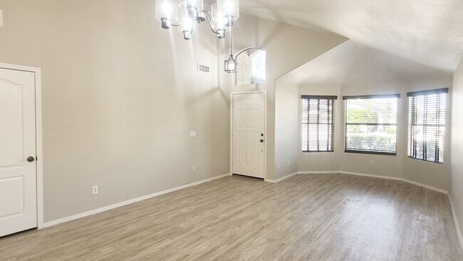 Foto del edificio - REMODELED 3-BEDROOM BY SAN TAN MALL