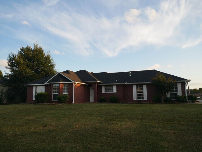 Building Photo - 1401 Osage Dr