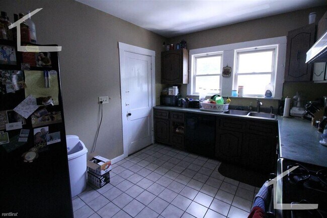 Building Photo - Big Sunny 5 Bed 2 Bath available NOW!