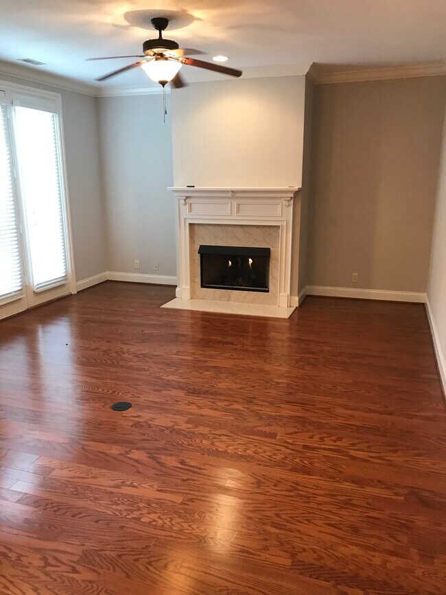 Family Room, remote gas fireplace - 1025 Cumberland Park Dr