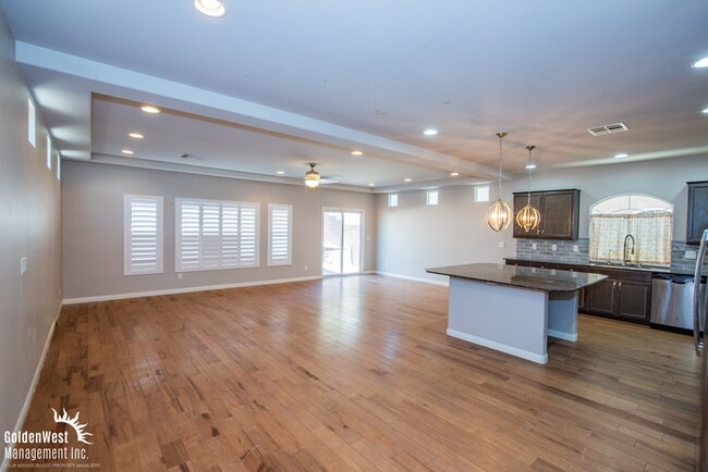 Building Photo - Gorgeous 4Bdm 2.5Ba Two-Story Home in Sout...