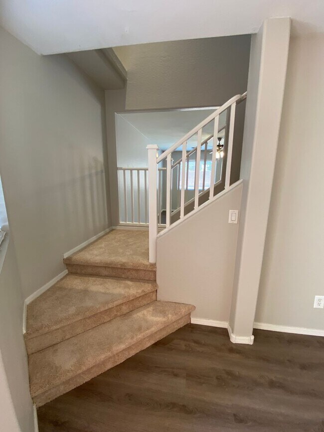 Foto del edificio - 4 Bedroom, 3 bath, two story with loft in ...