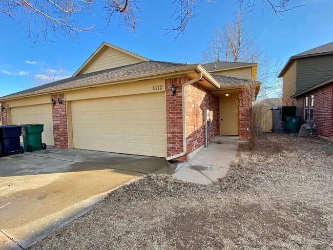 Building Photo - Split Level Yukon Duplex in Gated Communit...