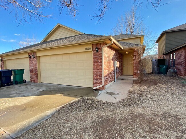 Foto del edificio - Split Level Yukon Duplex in Gated Communit...