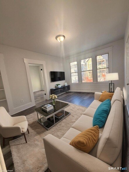 Foto del edificio - 310 W Division St