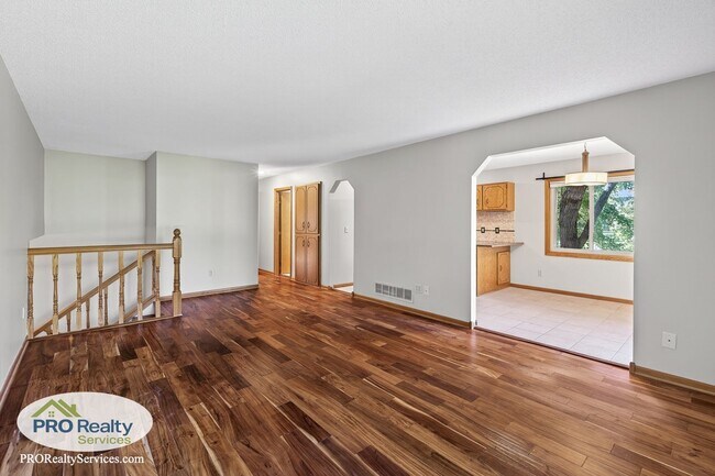 Building Photo - 4 Bedroom Home in Maple Grove