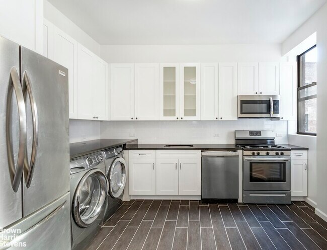 Building Photo - MINT PREWAR 3BR W/ DIRECT PARK VIEWS