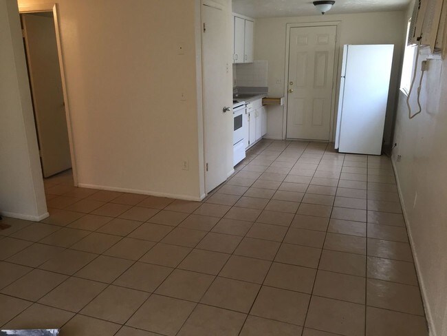 Building Photo - Spacious 2br/1ba duplex near USF