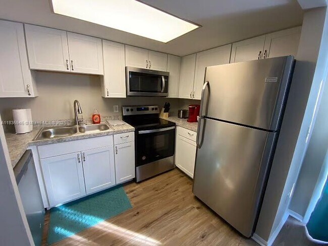 Building Photo - 6060 Village Cir N