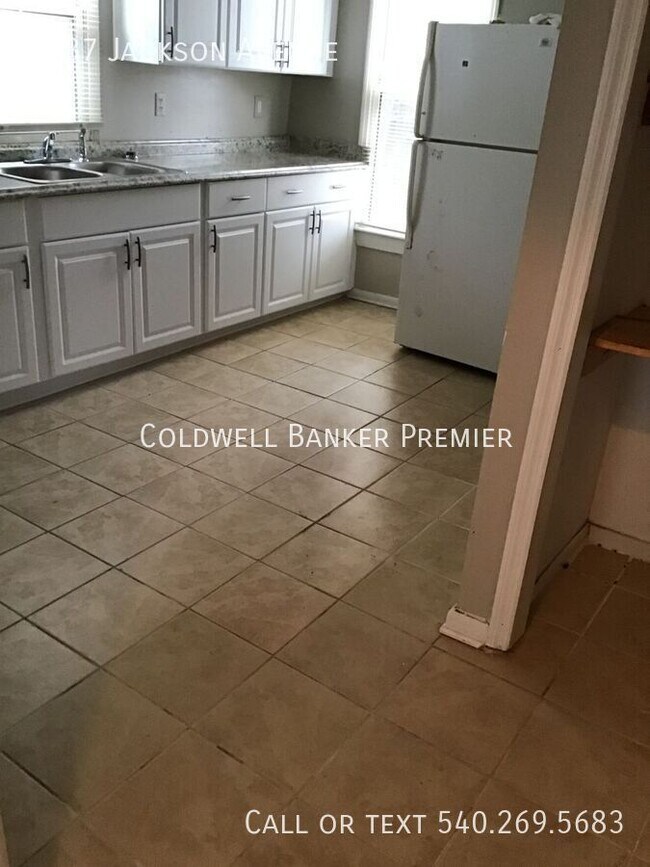 Foto del edificio - 1037 Jackson Ave