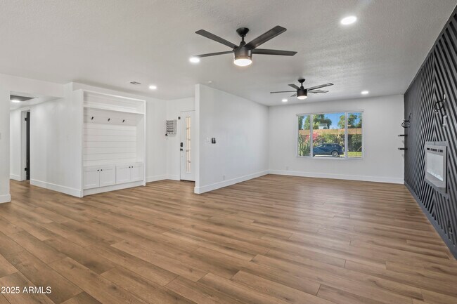 Foto del edificio - 2166 E Greenway Dr