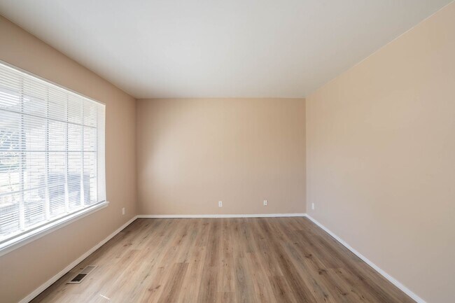 Foto del edificio - Large, upgraded duplex coming soon!