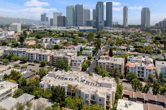 Century City mall minutes away - 1875 S Beverly Glen Blvd