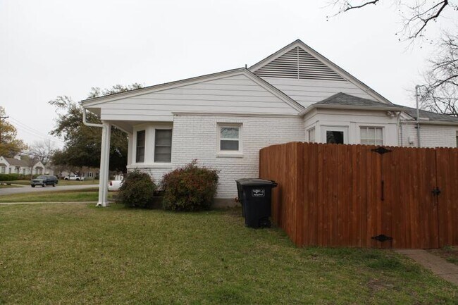 Foto del edificio - 2721 Benbrook Blvd