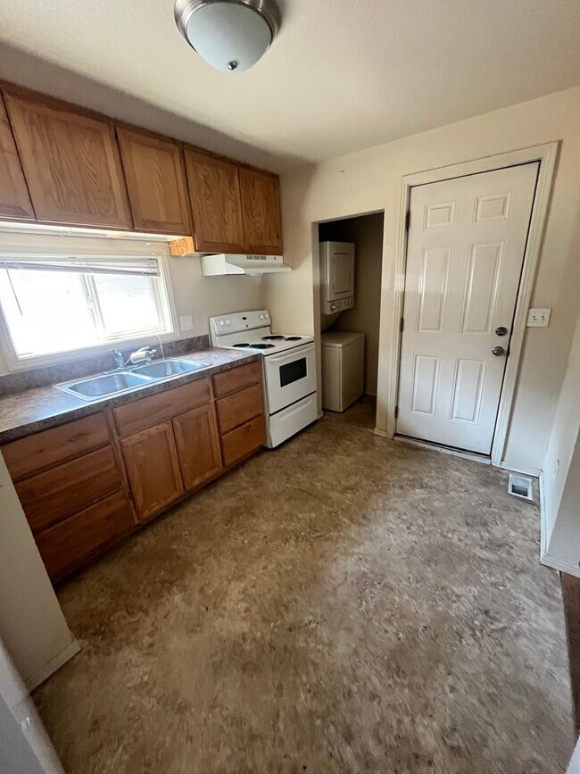 Building Photo - Darling large 1 bedroom and 1 bathroom
