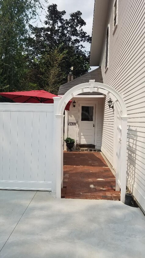 Entry and parking - 834 N 5th St