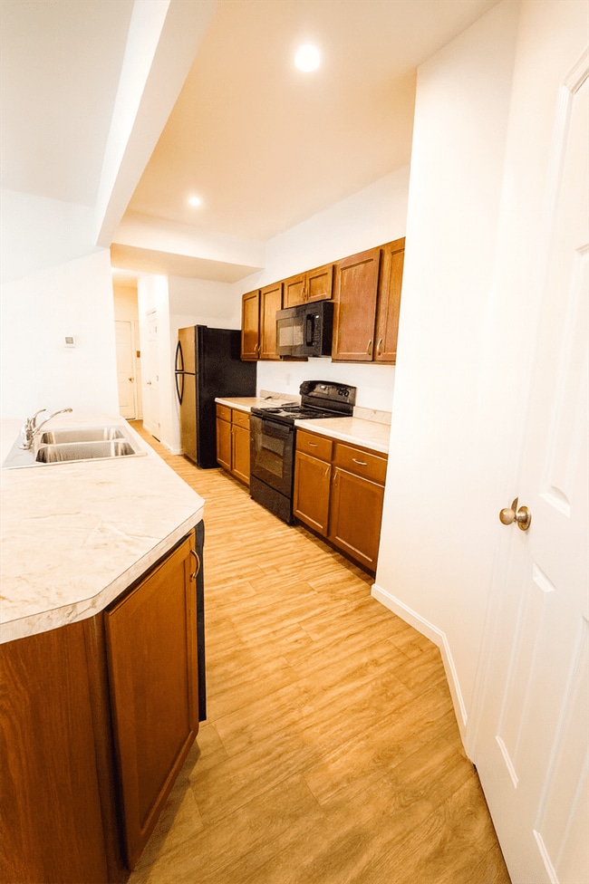 Building Photo - 5815 Parkview Ln