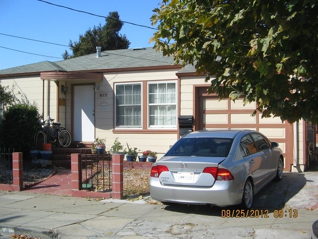 Building Photo - 917 Mills Ave