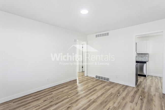 Building Photo - 3 bedroom 1 bath home - North Riverside