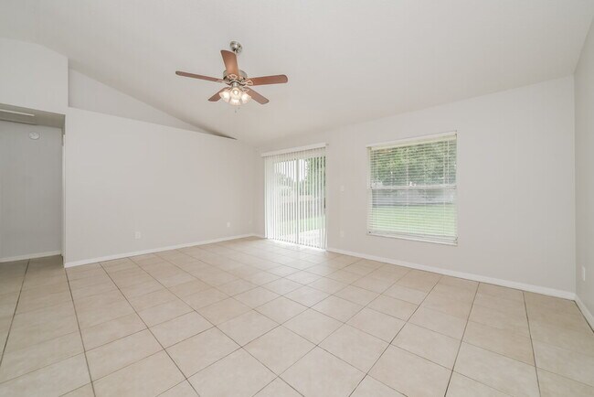 Foto del edificio - 918 Palm Forest Ln