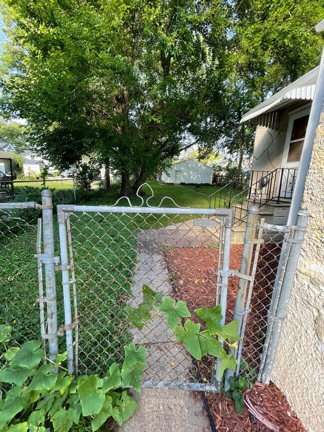 Building Photo - Five Bedroom Home in Central La Crosse