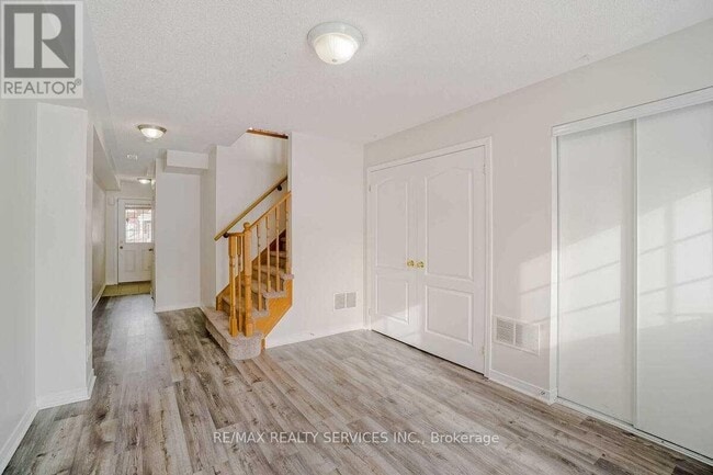 Photo du bâtiment - 43 Denison Ave