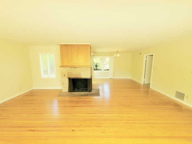 Building Photo - Spacious 3 bed, 3 bath