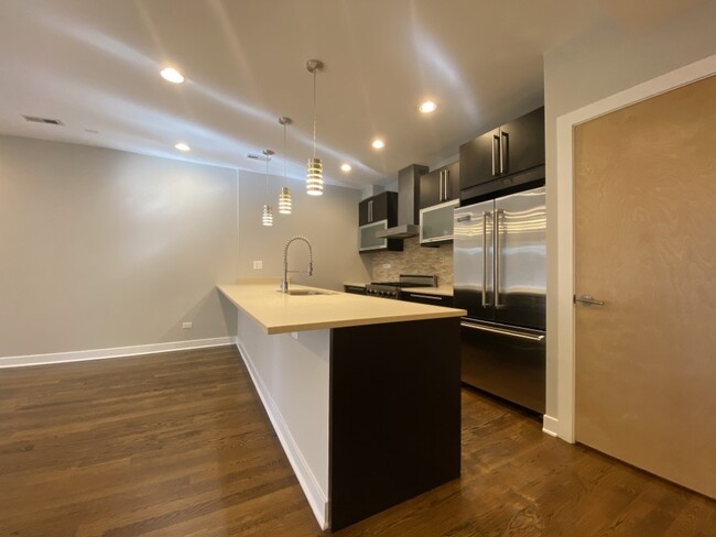 Breakfast bar sitting area - 3525 N Reta