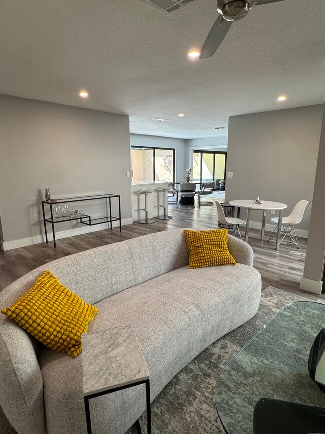 Building Photo - 3955 Glen Oaks Manor Dr