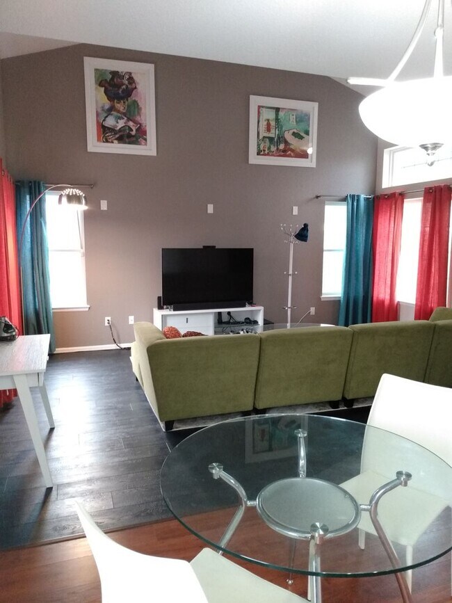 Building Photo - SOUTH FACING 3 BEDROOM/2.5 BATH HOME IN SW...