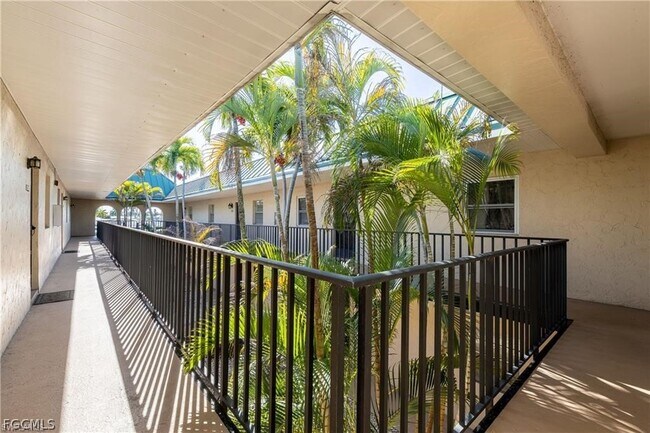 Foto del edificio - 3905 Del Prado Blvd S