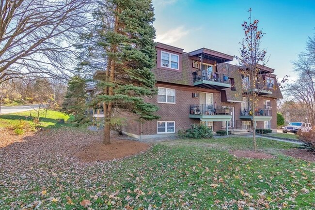 Building Photo - 700 Robbins Ave