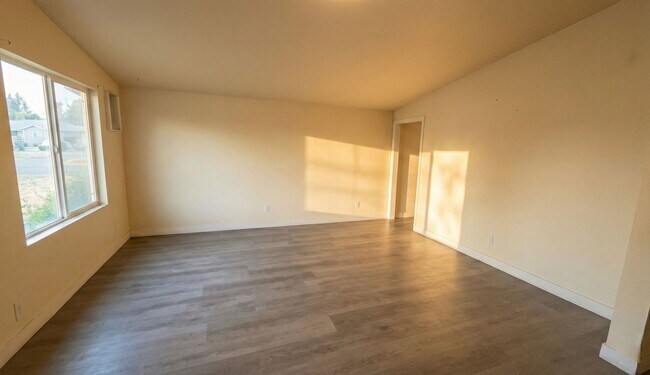 Foto del edificio - Utilities Paid: 3 Bed Laurel District Apartment with Modern Updates
