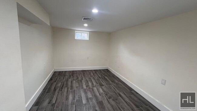 Foto del edificio - GUT RENOVATED 1 BEDROOM SEMI-BASMENT EAST ...