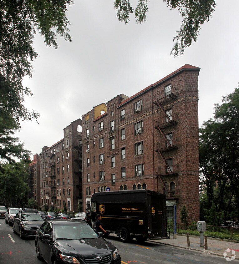 11818 Metropolitan Ave, Kew Gardens, NY 11415 Apartments in Kew