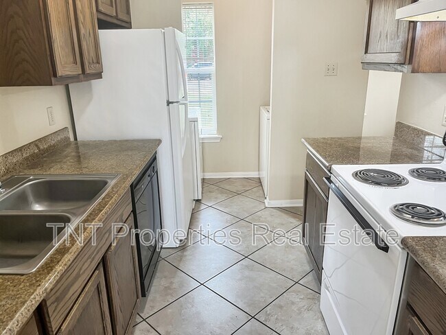 Building Photo - 1811 Woodsman Dr