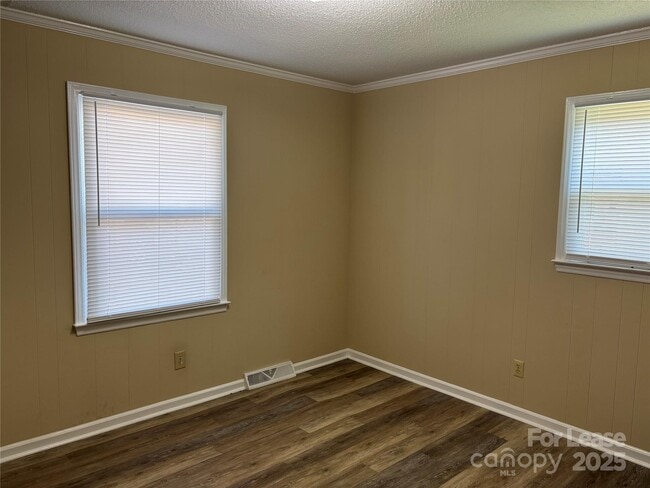 Building Photo - 1398 Roundtree Ln