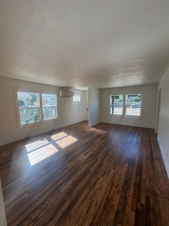 Foto del edificio - NEWLY RENOVATED 2 BED/1 BATH - MODERN COMF...