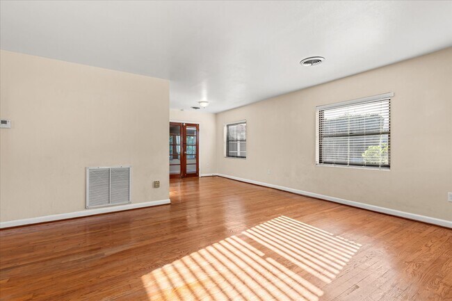 Foto del edificio - 1671 Dale Ave