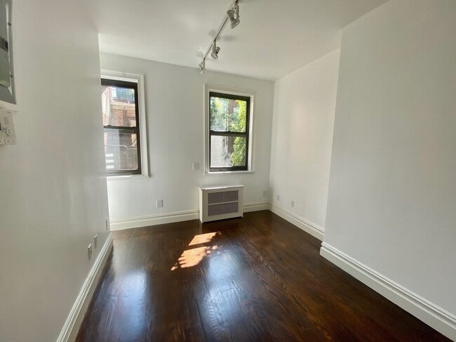 Building Photo - 226 W 13th St