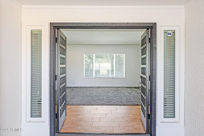 Building Photo - 5423 E Justine Rd