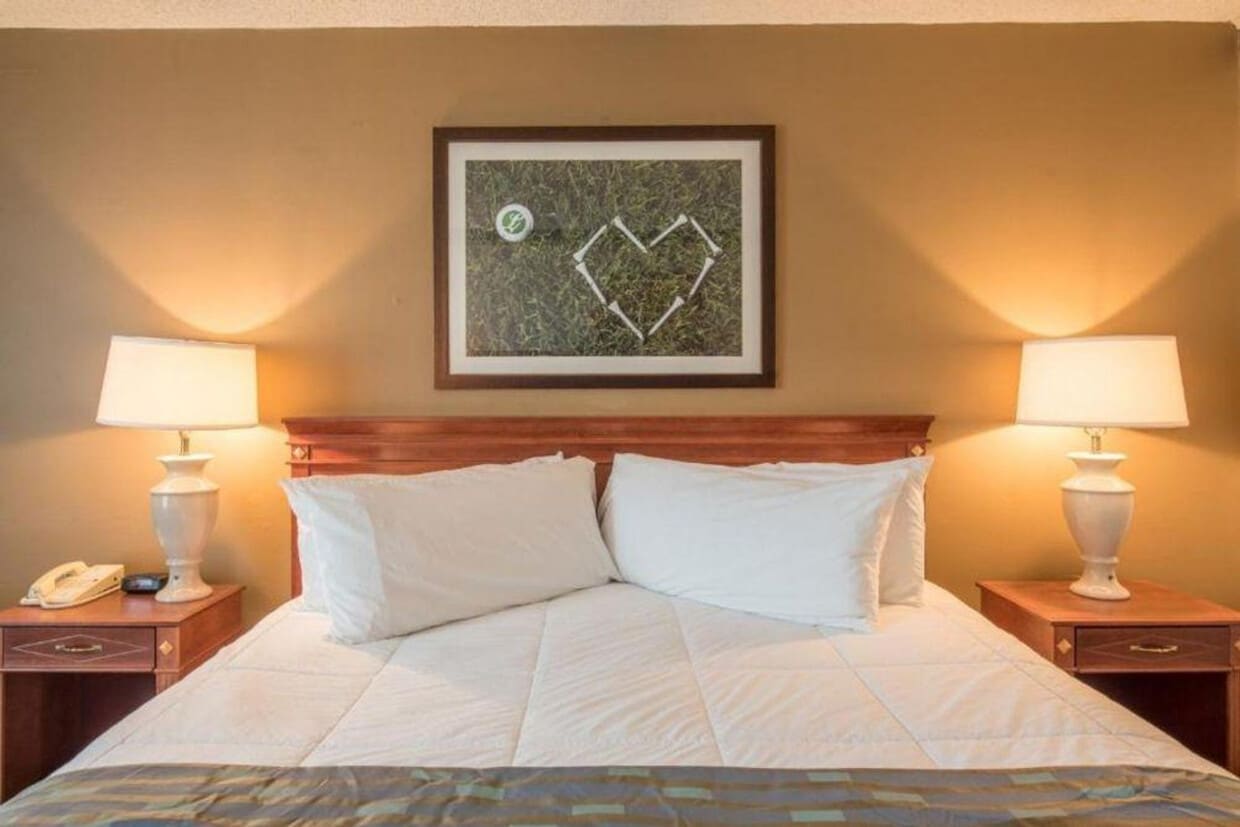 Foto principal - 1 Lakeview Dr