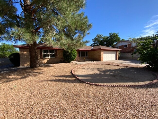 Foto del edificio - 3 Bedroom Single Story Home Available Near...