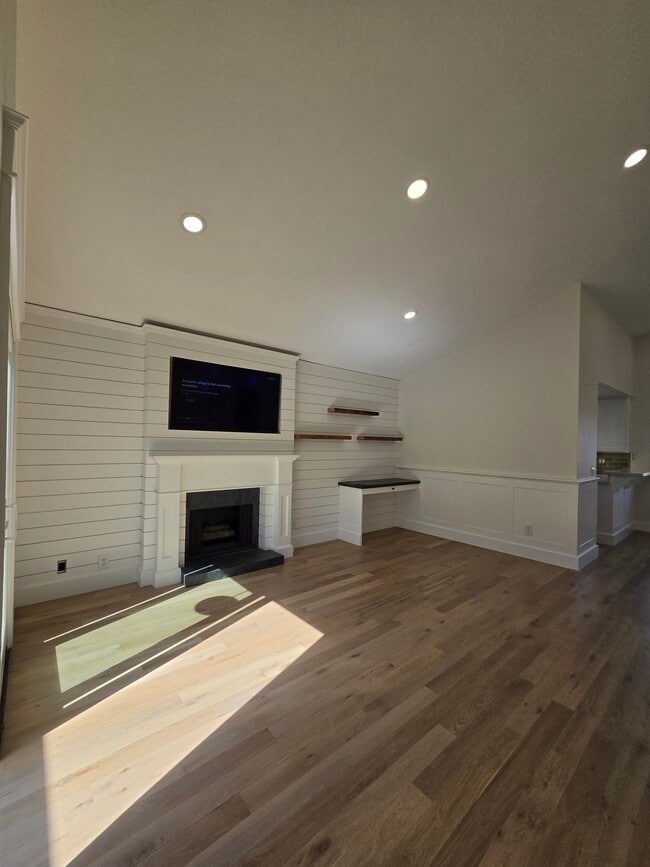 Building Photo - 245 Mesa Dr