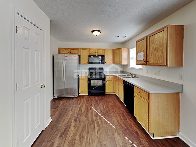 Building Photo - 2521 Fairstone Ave