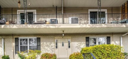 Building Photo - 2 Center Rd