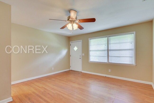 Building Photo - Another Beautiful Conrex home