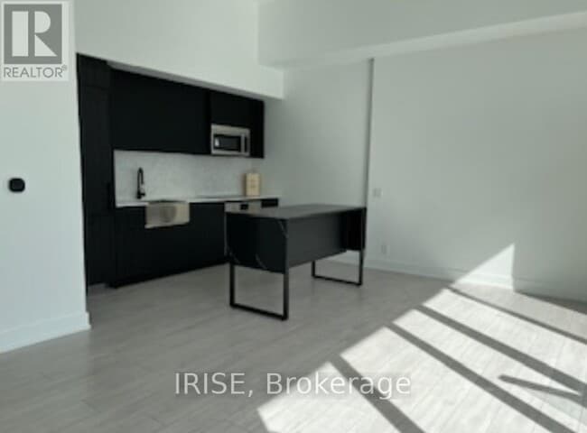 Building Photo - 270 Dufferin St