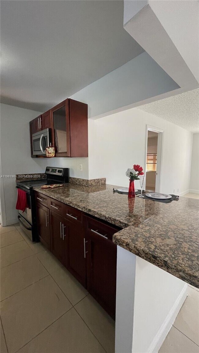 Foto del edificio - 621 NW 38th Pl