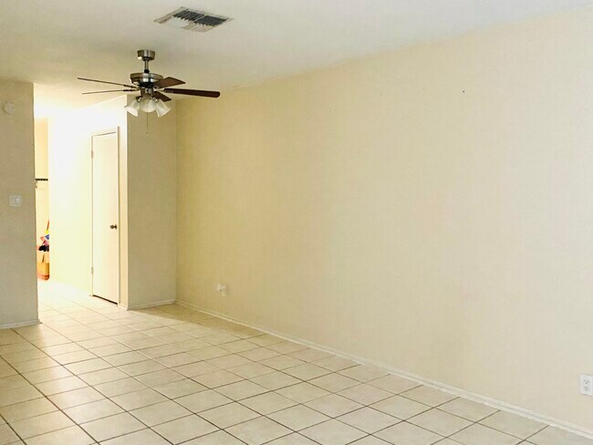 Foto del edificio - 215 Glenbrook Dr